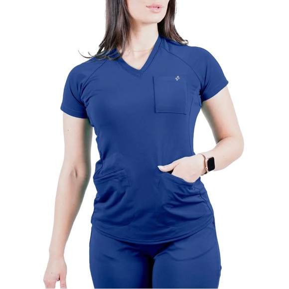 Fit Scrubs Evrpur® Women's "Pocket Plus" Scrub Top - Picture 1 of 6